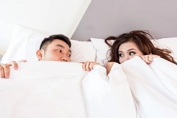 Les avantages de la pornographie - Couple au lit