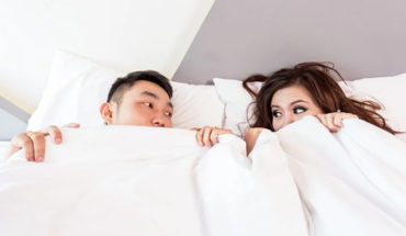 Les avantages de la pornographie - Couple au lit